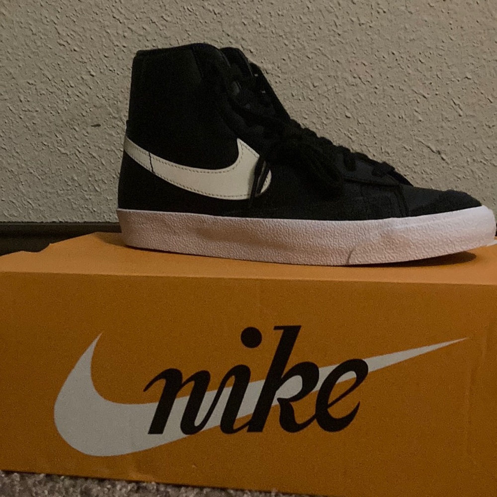 NIKE WOMEN’S BLAZERS MID ‘77